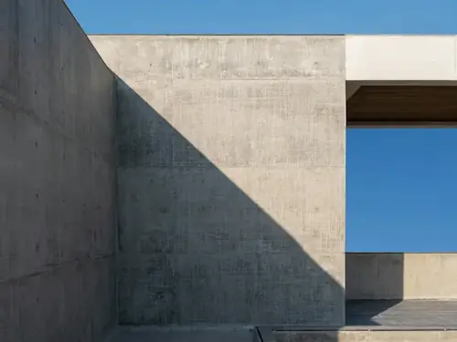 Chantier de construction de maison et fondations solides à Paris