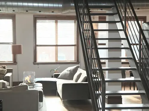 Rénovation globale d'un intérieur haut de gamme avec escalier sur-mesure